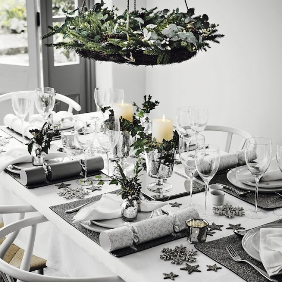 Biało-szara dekoracja stołu w stylu skandynawskim