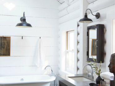 Białe drewno w łazience znacząco ją rozświetla. Dużą zaletę pomieszczenia stanowi także okno, wpuszczając dzienne...