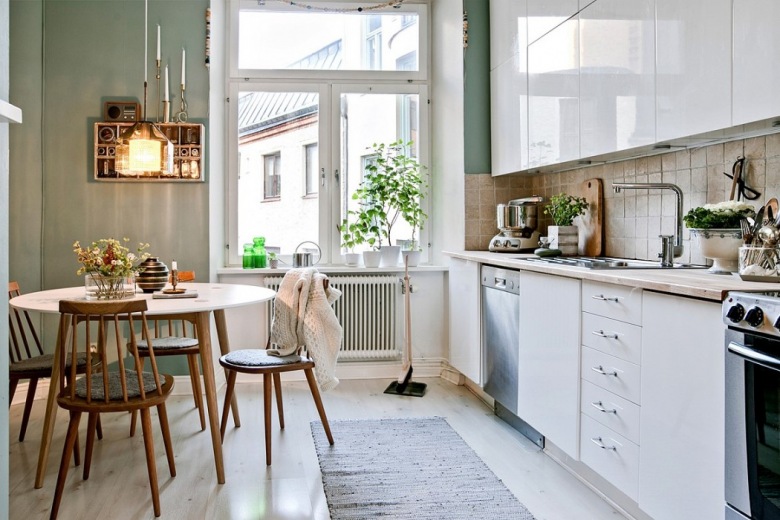 Aranżacja mieszkania w skandynawskim stylu o bogatym wystroju i z zabytkowym kominkiem w salonie :) (50325)