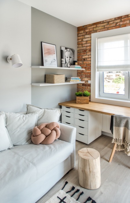 Białe biuro z szufladami i drewnianym blatem w domowym gabinecie