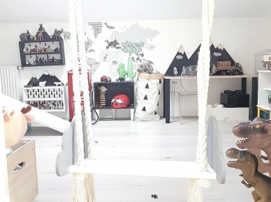 Biała huśtawka i drewniana podłoga w pokoju dziecięcym (52605)