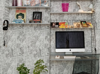 Graficzna skandynawska tapeta na ścianie z metalowymi ażurowymi pólkami w kąciku domowego biura (25900)