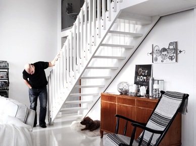 Białe schody w domu w stylu skandynawskim (48335)