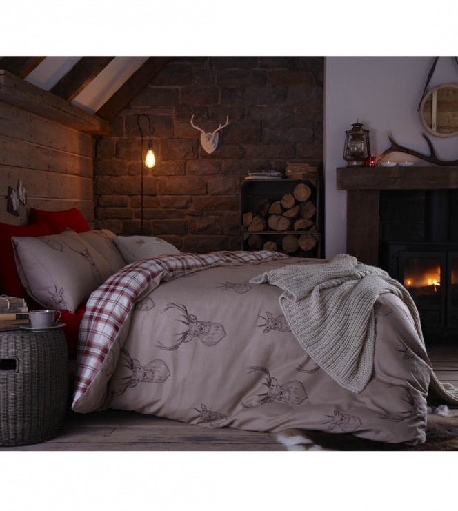 Sypialnia w skandynawskim stylu wiele zyskuje dzięki drewnianym deskom, jakie wyłożono na ścianach pokoju. Romantyczny...