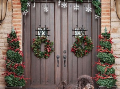 Czerwone dekoracje świąteczne w wazonach i na drzwiach (19909)
