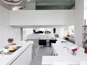 piękna biała kuchnia w prostych bryłach - to londyński look ! otwarta na jadalnie i salon - nowoczesna i estetyczna...