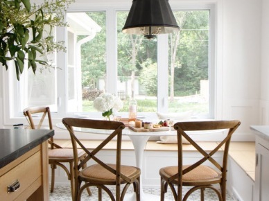 Biały okrągły stolik i drewniane krzesła w jadalni (53749)