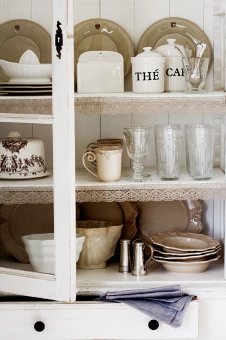 Jak ustawiać dekoracyjnie naczynia i pojemniki w kredensie ?