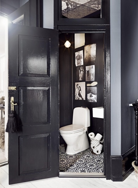 Czarna łazienka z marokańską terakotą,czarno-białe fotografie na ścianie,druciany pojemnik