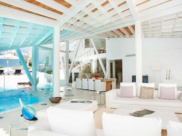najbardziej oryginalne i niepowtarzalne projekty willi hiszpańskiego architekta Alberto Rubio - ten niezwykły dom znajduje się na Majorce, jest   arcydziełem światowej architektury !!! . Białe dachy i faliste krzywe, które są w zgodzie z naturą - morze, niebo, linia brzegowa - to jeden z jego ulubionych tematów, elementy, które są uznane za jego 