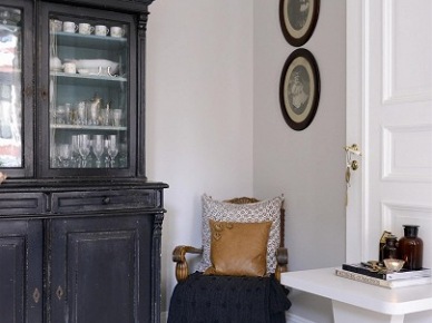 Przecierane czarne meble vintage,okragłe, stylowe ramy,walizki i drewniane malowane meble we wnętrzach (21602)