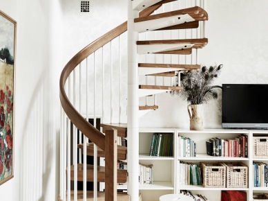 Spiralne kręcone schody w białym kolorze z drewnianymi stopniami w dwupoziomowym mieszkaniu (27030)