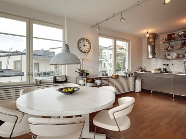 Biały stół w jadalni -okrągły to idealne rozwiązanie do małych mieszkań, sama taki zamierzam sobie kupić:)