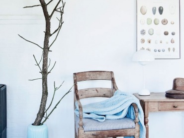 typowy dom dla skandynawskiej stylistyki, czyli proste meble, niebieskie deski i jasne, białe lub błękitne, sofy i...