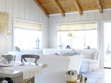 Norwegia latem - biel, naturalne odcienie drewna, lekkie akcenty niebieskiego koloru i bezowe...