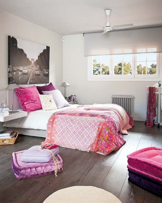 Czarno-biala fotografia Pól Elizejskich w aranzacji białej nowoczesnej sypialni z różowymi i fioletowymi poduszkami