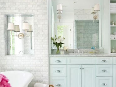W łazience delikatne pastelowe mebelki i kinkiety po obu stronach lustra wdzięcznie podkreślają urok wnętrza, a także...