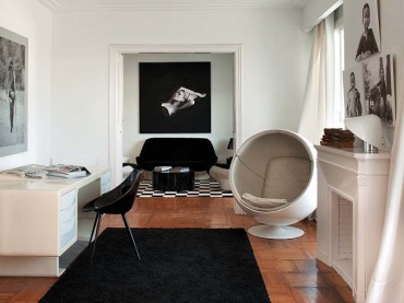 nowoczesny apartament w Barcelonie - kolory czerni i bieli , w połączeniu z dizajnerkim drewnem, jako główne elementy dekoracji wnętrza. Bardzo...