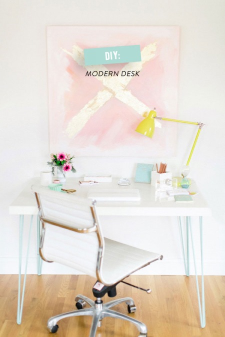 Domowe biuro w pastelowych kolorach