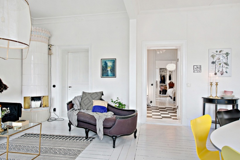 Stylowy szezlong w białym salonie w stylu skandynawskim
