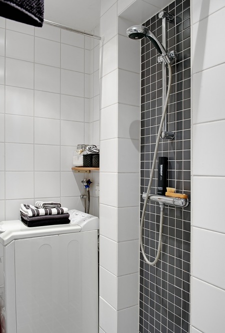 Jak urządzić małą łazienkę z prysznicem w biało-czarnych kolorach ?