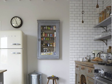 Kuchnia z mieszanymi szafkami i dekoracjami w stylu vintage (21375)