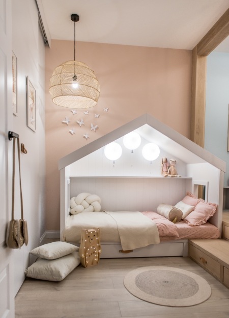 Łóżko-domek z podświetlanymi balonikami w pokoju dziecięcym