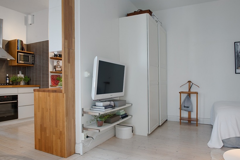 Kącik TV i garderoba w małym mieszkaniu