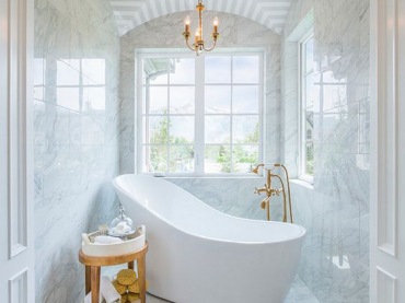 W łazience w stylu glamour wydzielono osobną strefę kąpielową. Wnękę z lekkim podwyższeniem, wykończono marmurem,...