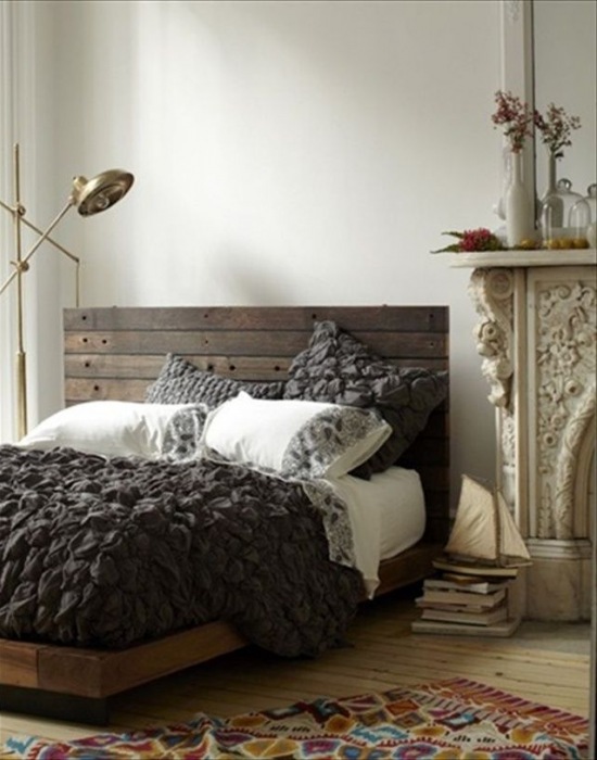 Wezgłowie łóżka z desek z palety w eklektycznej aranżacji sypialni ze stylowym  kominkiem