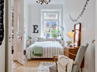 Dekoracje w wysokiej sypialni w stylu skandynawskim (50329)