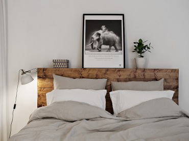 Drewniane wezgłowie łóżka w szarej sypialni (51684)
