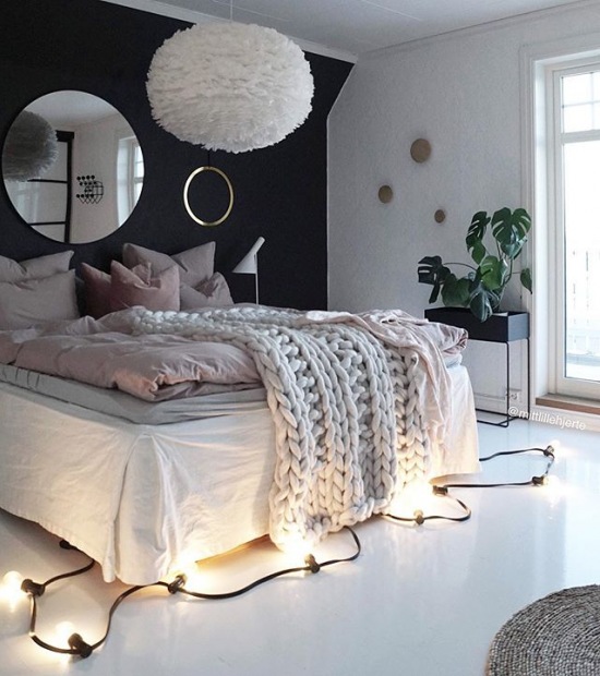 Sypialnia z czarną ścianą i białą podłogą