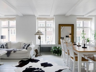 Tradycyjny salon w stylu skandynawskim zbiało-czarnym dywanem ze skóry (20454)