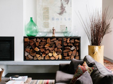 Jeśli masz kominek w salonie, t koniecznie wykorzystaj drewna jako dekorację, wypełnij wnękę drewnianymi belkami,a...
