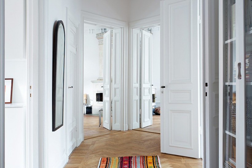 Białe, stylowe drzwi w przedpokoju