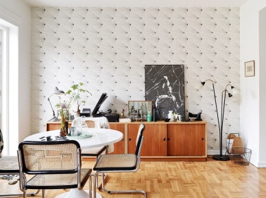 Ciekawe tapety na ścianie w salonie skandynawskim (22293)