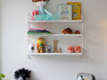 Dekoracje w dziecięcym pokoju tworzą rozmaite zabawki, książki, akcesoria dobrane kolorystycznie, natomiast pojedynczo...