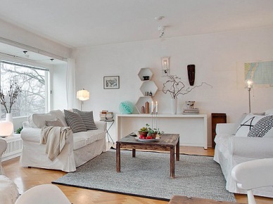Aranżacja salonu w stylu skandynawskim z białymi sofami i szarym dywanem (21496)