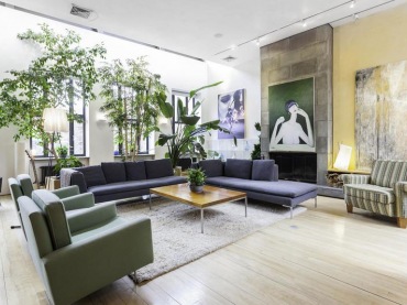 niesamowity apartament do wynajęcia na Manhattanie w Nowym Jorku - połączenie industrialnego stylu z historyczną architekturą i nowoczesnymi rozwiązaniami. Apartament imponujący wielkością, ekstrawagancką, ceglana ścianą wewnątrz salonu i ultranowoczesną kuchnią. Robi wrażenie...
