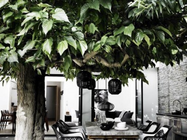 Czarne krzesła tarasowe,aranzacja ogrodowa ze stolem z drewna i czarnymi krzesłami,jak urządzic jadalnię w letnim ogrodzie,czarne lampiony nad letnim stołem w ogrodzie,aranzacja stołu z lampionami (37909)