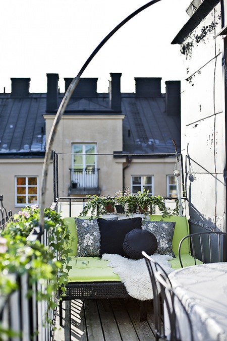 Pomysł na balkon w czarno-zielonej dekoracji