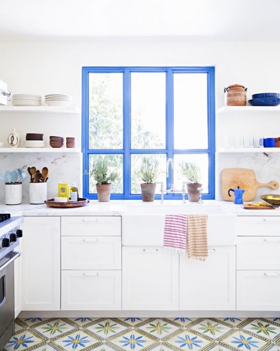 Niebieskie okna w kuchni skandynawskiej,biała kuchnia z niebieskimi oknami,niebieskie lampy pendant,jadalnia skandynawska,kuchnia skandynawska z niebieskimi lampami i drewnianymi belkami,modern rustykalno-skandynawska kuchnia,drewno w dekoracji kuch