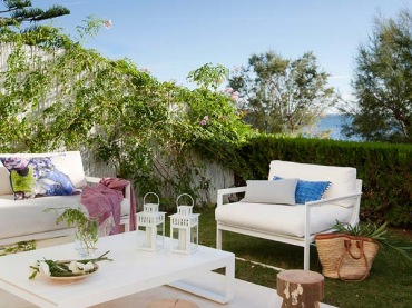 Majorka w nowoczesnej aranżacji domu - białe wnętrze pełne świeżości, dizajnerskich mebli, z pięknym tarasem i widokiem na Morze śródziemne -...