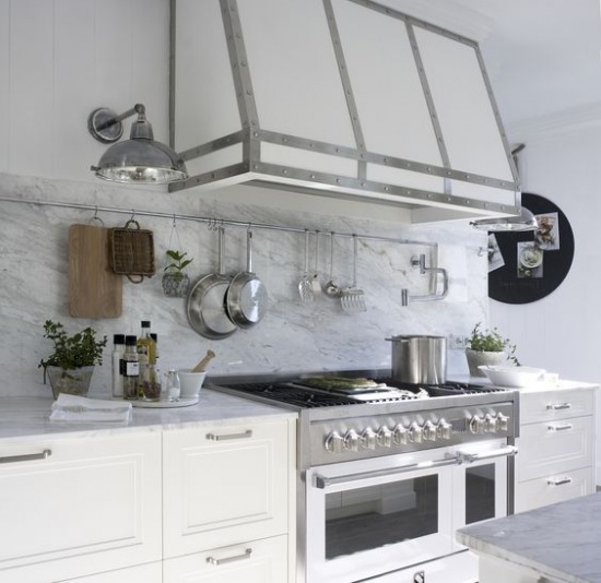 Biały okap z metalowym okuciem w kuchni w stylu Hampton