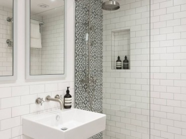 Wydzielony pas w kabinie prysznicowej oddziela strefę kąpielową od reszty wnętrza i urozmaica aranżację łazienki....