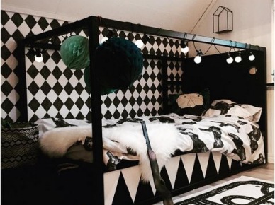 Czarne ogromne łóżko z baldachimem nadaje ton całemu pomieszczeniu. Pozostałe detale nawiązują kolorystycznie do tego mebla: dywanik na podłodze, kosz na drobne przedmioty, lampki  czy nawet...