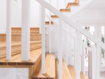 Piękne schody z białego i naturalnego drewna dodają wnętrzu elegancji. Tradycyjna forma pasuje zarówno do aranżacji w...