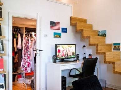 Domowe miejsce pracy i garderoba pod schodami (48260)
