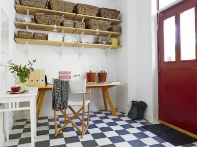 Czerwone drzwi,drewniane półki z wiklinowymi koszykami,drewniane biurko i podłoga w biało-czarna szachownicę, (24657)